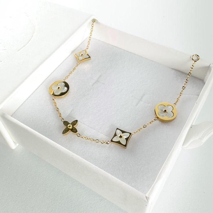 The clover white pendant