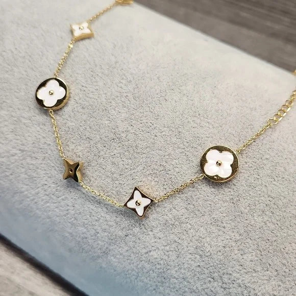 The clover white pendant